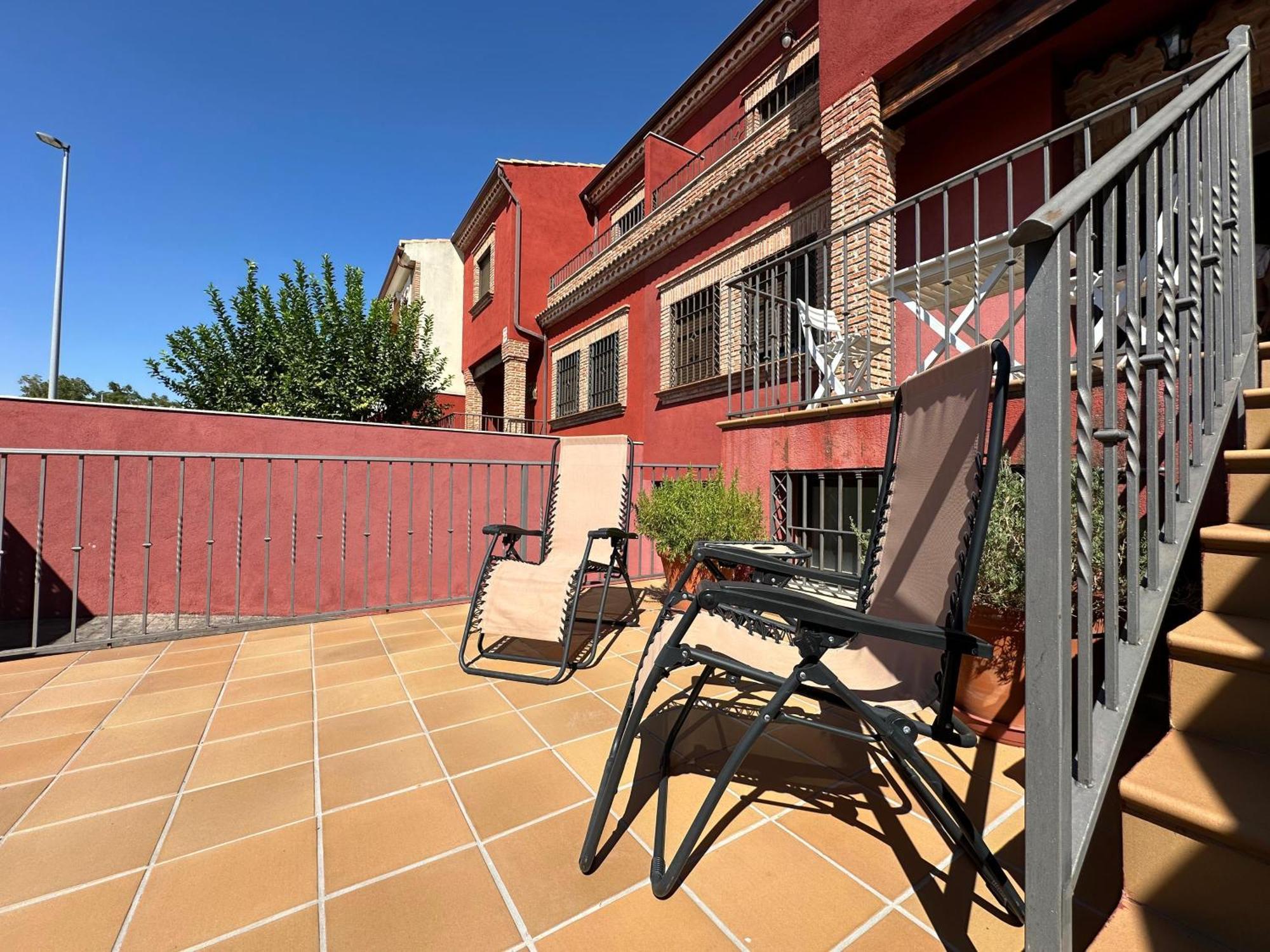 Casa Grande De Tres Plantas Con Parking Gratis Villa Linares  Exterior photo