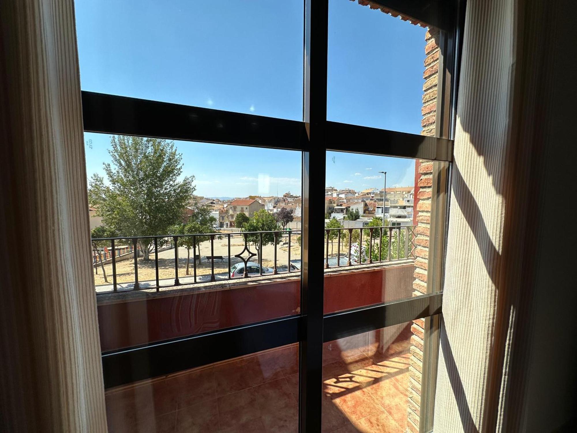Casa Grande De Tres Plantas Con Parking Gratis Villa Linares  Exterior photo